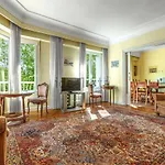 Spacious Independent Bright And With Views Lägenhet *